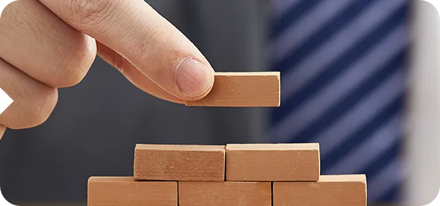 블록을 차곡차곡 쌓아 견고한 구조를 만드는 모습